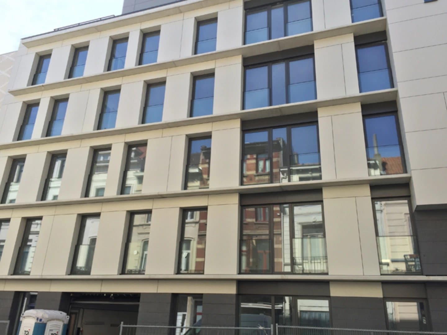Façade d'immeuble neuf avec châssis aluminium posés par S.O. Project