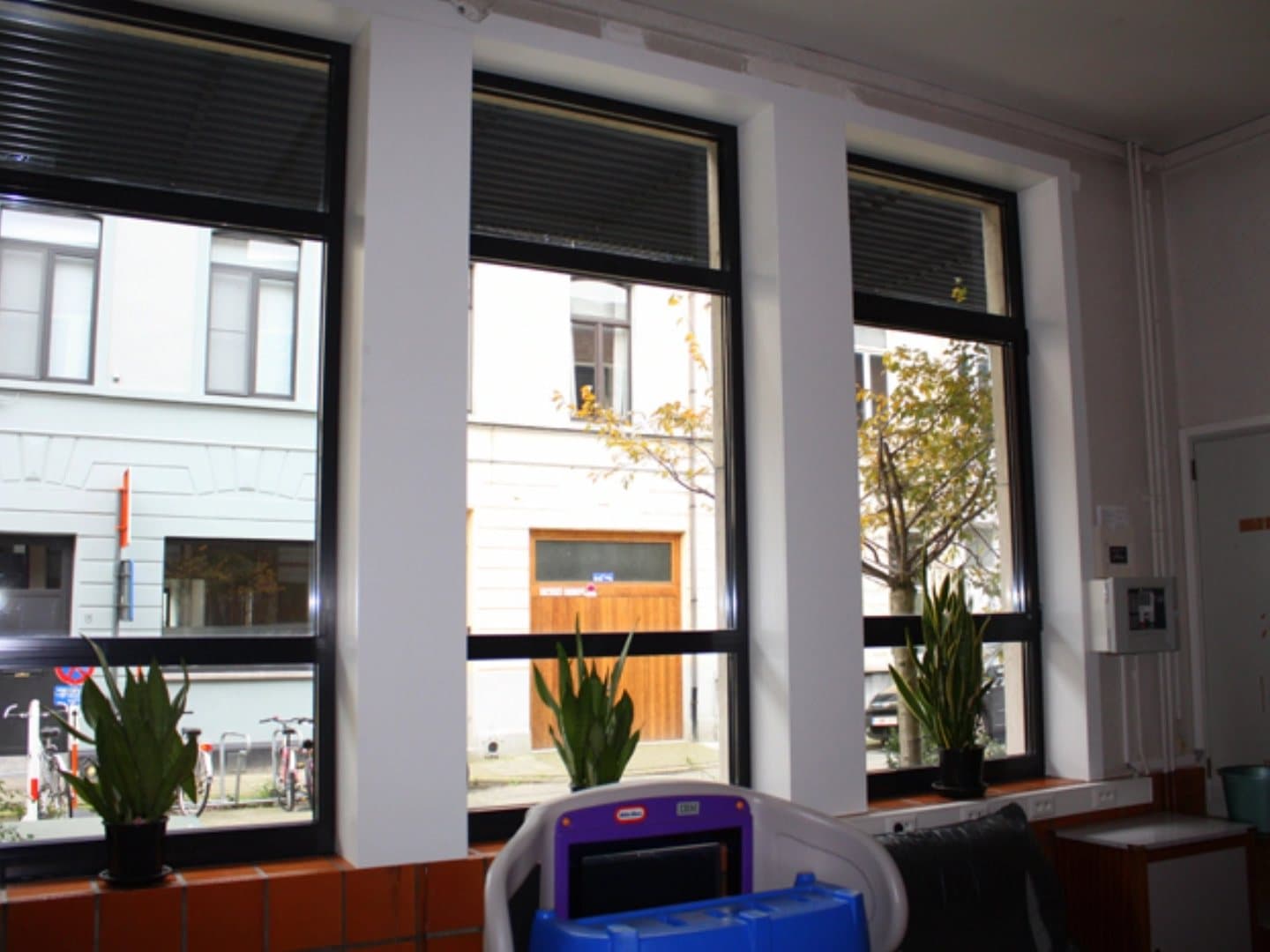 Séjour avec grands châssis donnant sur une rue bruxelloise