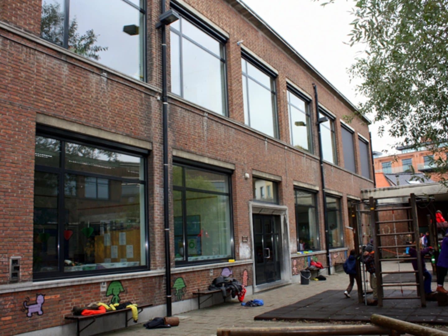Bandeau vitré sur façade en briques d'un bâtiment collectif
