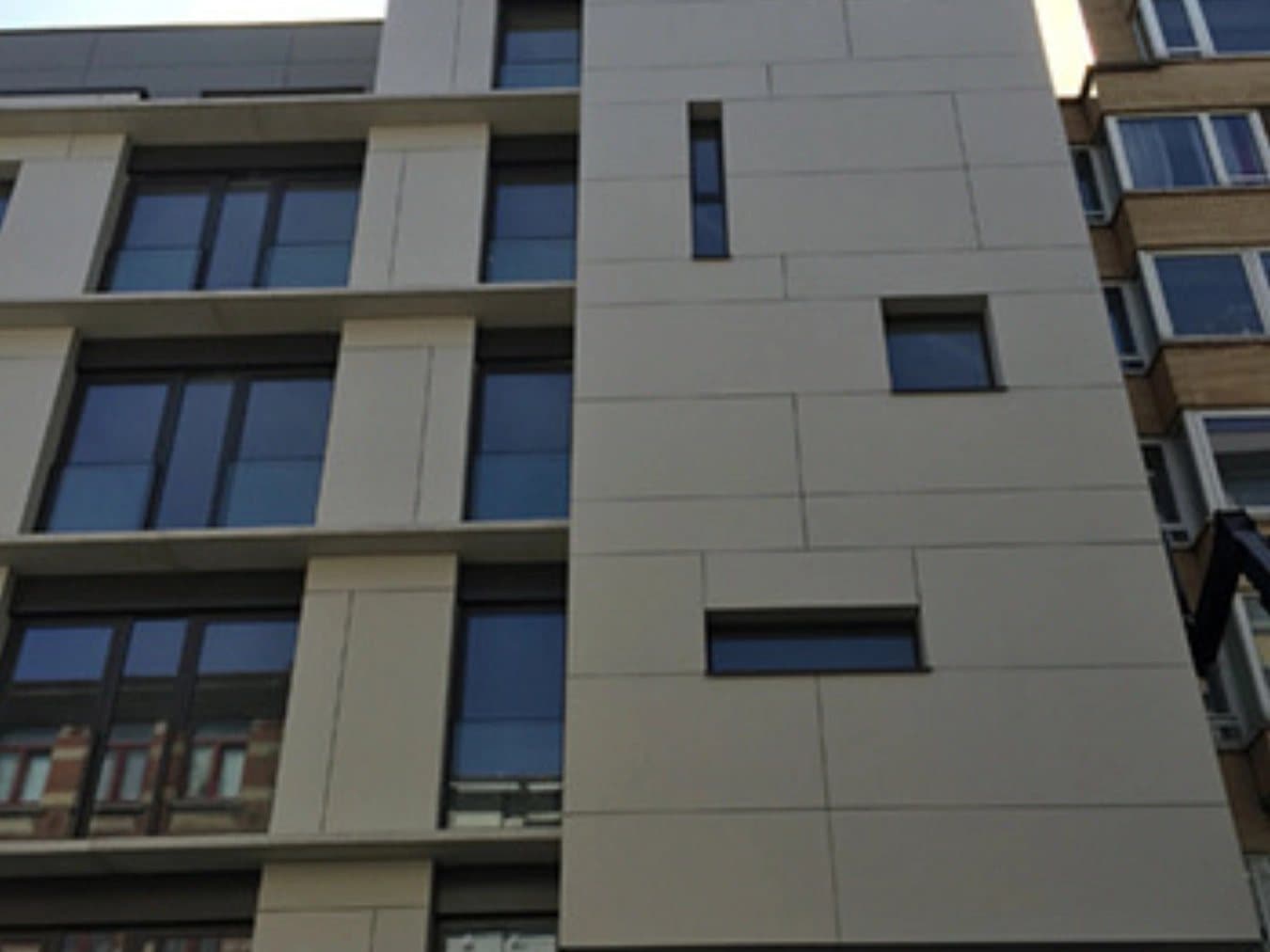 Bardage de façade et châssis sur une construction contemporaine