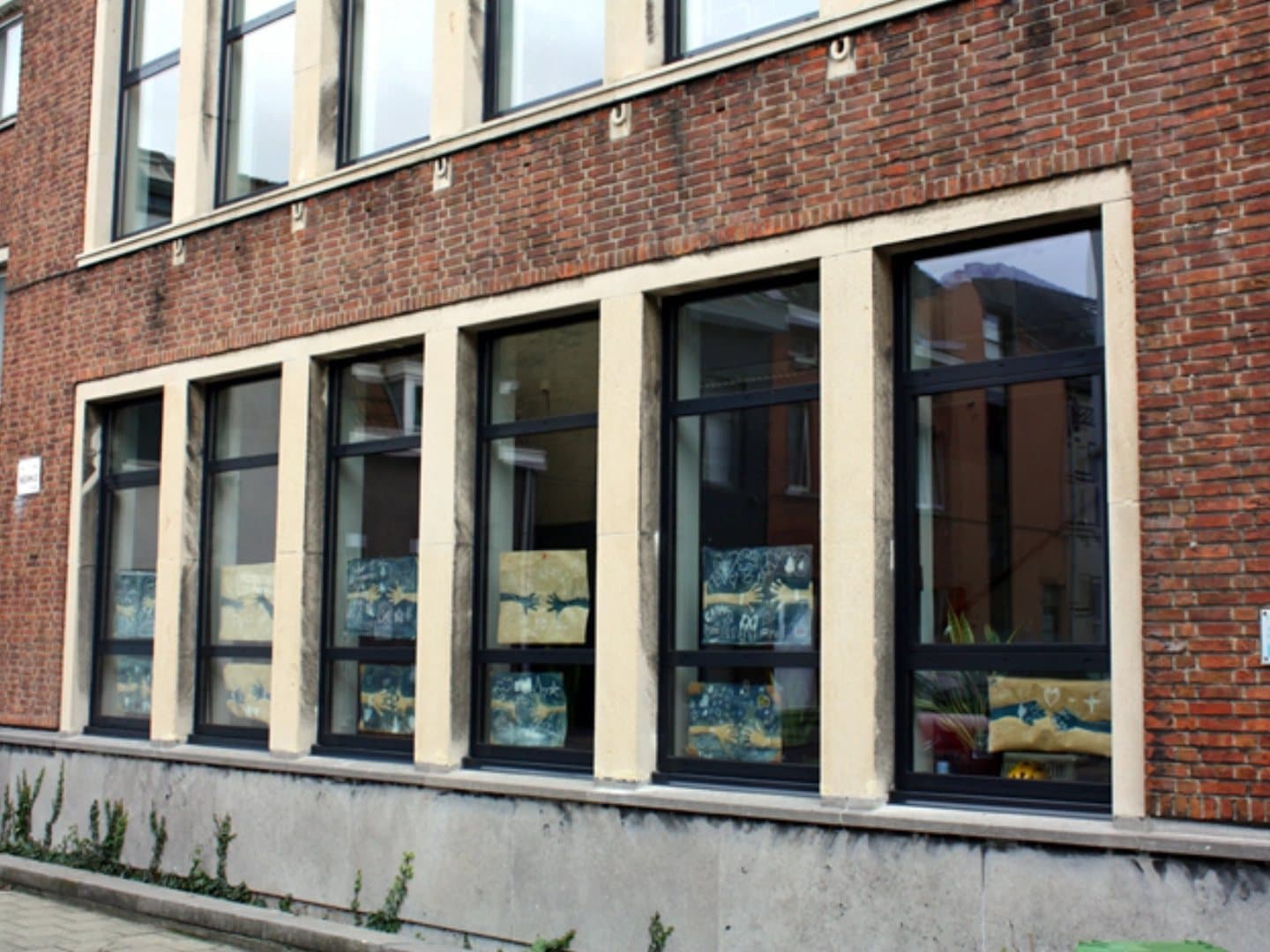 Ensemble de châssis sur mesure en façade de briques